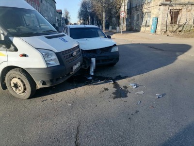 В Кимрах столкнулись фургон и легковушка, один человек пострадал - Новости ТИА