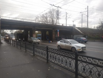 В Твери мужчина упал с моста на автомобиль - новости ТИА