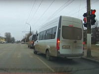 Опубликовано видео, где тверская маршрутка проносится на красный - Новости ТИА