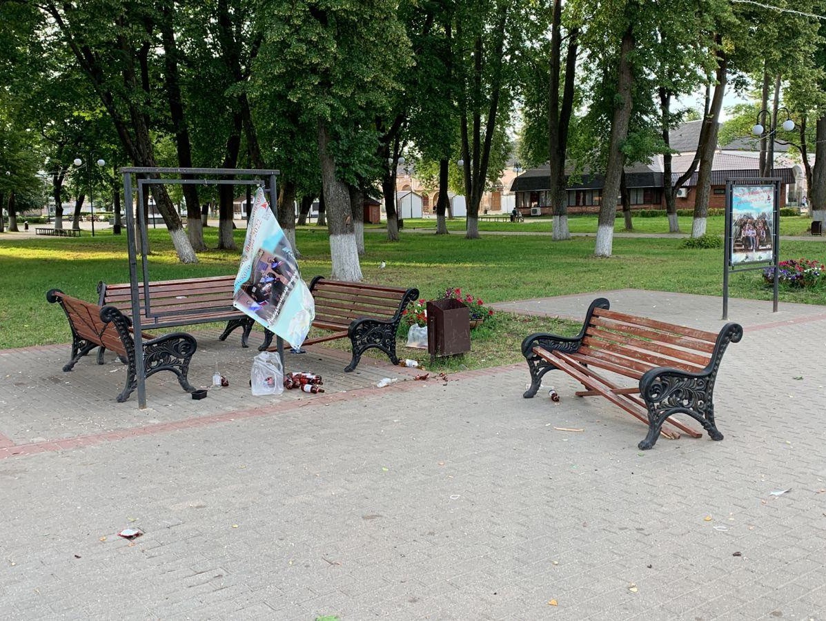 Вышний волочек парк. Венециановский сквер Вышний Волочек. Вышний Волочек парк со скамейками. Благоустройство.