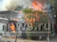 В Твери во время тушения двухэтажного барака пострадал пожарный - его увезли на скорой - Новости ТИА