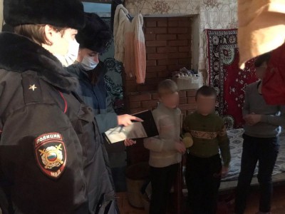 Полицейские вручили новогодние подарки детям из Торжка - новости ТИА