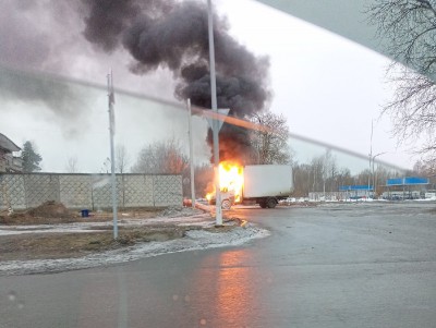 В Твери около автозаправки загорелся грузовик - новости ТИА