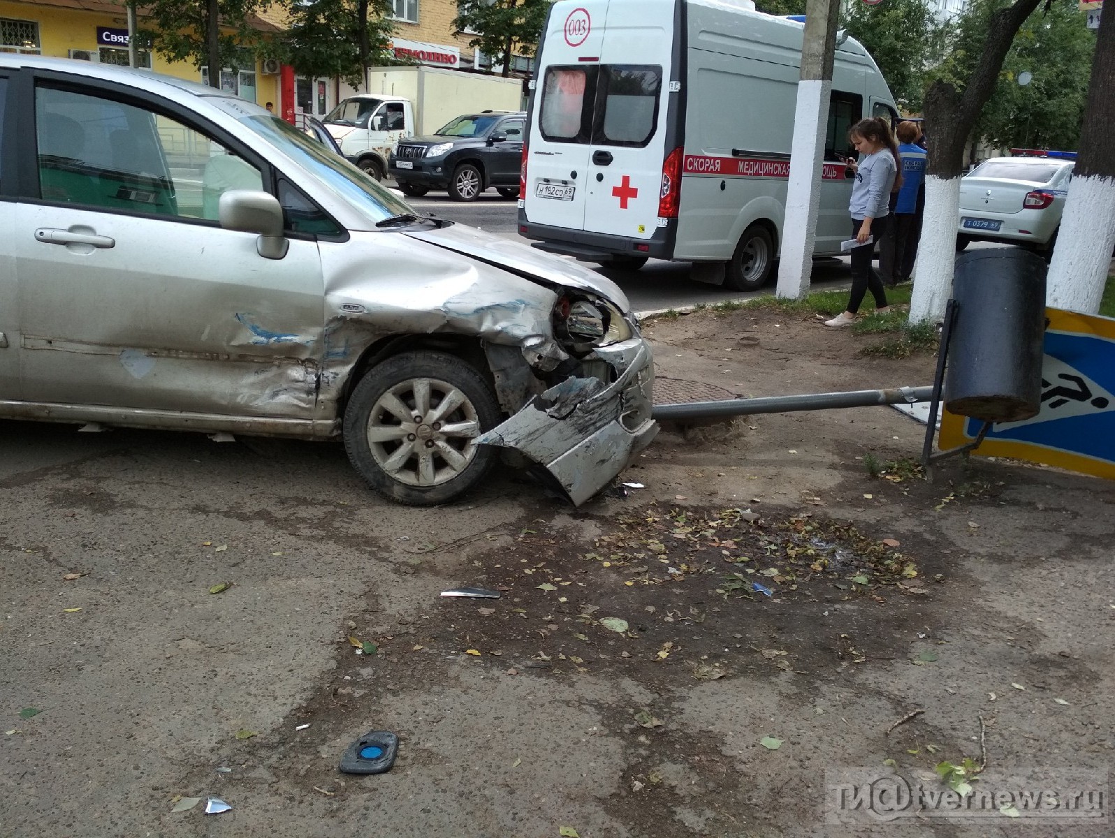 В Твери машина после аварии вылетела на тротуар и снесла дорожный знак,  который упал на беременную женщину - ТИА