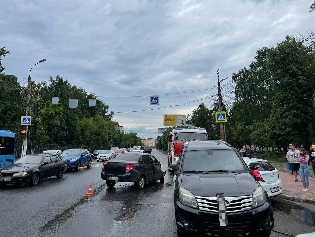 В массовой аварии на проспекте Чайковского в Твери пострадали два человека  - ТИА