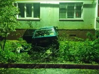 В Твери мужчина въехал в пятиэтажный дом и погиб - Новости ТИА