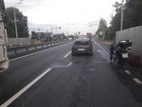 В Тверской области мотоциклист пытался затормозить на мокрой дороге и опрокинулся - Новости ТИА
