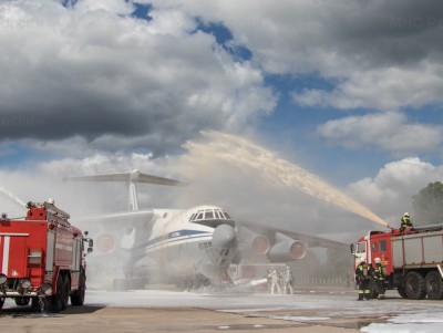 В Твери на аэродроме пожарные залили самолёт водой и пеной  - Новости ТИА