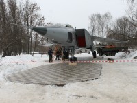 В Парке Победы в Твери установили истребитель МИГ-25 РБ - Новости ТИА