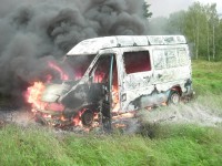 В Конаковском районе сгорел микроавтобус, пострадал водитель - Новости ТИА