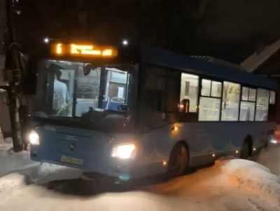 В Твери автобус объезжал пожар и провалился в канаву - Новости ТИА