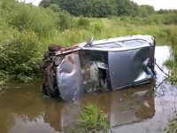 Под Торжком автомобиль упал в ручей - Новости ТИА