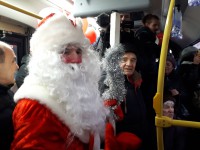 По Твери на бесплатном новогоднем автобусе ездят Дед Мороз со Снегурочкой и дарят пассажирам конфеты  - новости ТИА