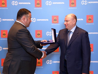 Игорь Руденя наградил президента "Норникеля" почётным знаком - новости ТИА