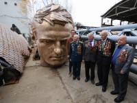 Фронтовики из Тверской области посмотрели, как создается скульптура солдата Ржевского мемориала  - новости ТИА