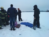 "Чтобы не замерзнуть, она ходила вокруг машины и кричала": поисковики рассказали, как спасали застрявшую ночью в поле молодую мать - Новости ТИА