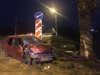 В Твери уснувший водитель иномарки врезался в дерево  - Новости ТИА