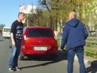 В Твери за неосторожные маневры на дороге водитель получил пинка - Новости ТИА