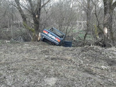 В Спирово пожилой автомобилист скончался после того, как врезался в дерево - Новости ТИА