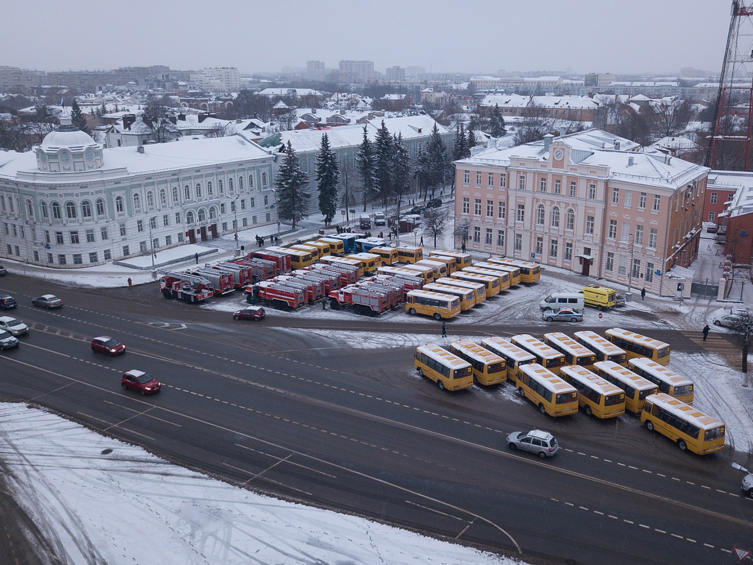 Многодетные семьи, МЧС и школы получили новые автомобили | 25.12.2020 |  Тверь - БезФормата