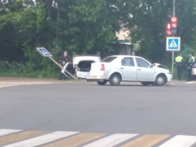 В Твери машина ГИБДД перевернулась на крышу при столкновении с Renault Logan - Новости ТИА