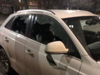 Полиция изучает записи камер видеонаблюдения и устанавливает лица, которые разбили стекла в машине тверского артиста - Новости ТИА