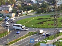 На видео попало, как не знающий ПДД водитель врезался в автобус на Южном кольце - новости ТИА