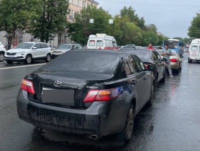 В Твери столкнулись три автомобиля - новости ТИА