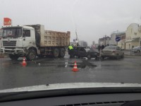 В Твери легковушка врезалась в самосвал - Новости ТИА