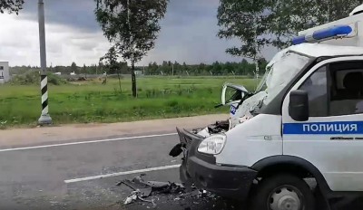 Под Тверью полицейский автомобиль въехал в фуру - Новости ТИА