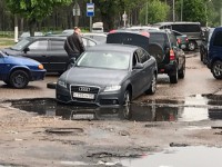 В Твери «Ауди» провалилась в дорожную яму - Новости ТИА