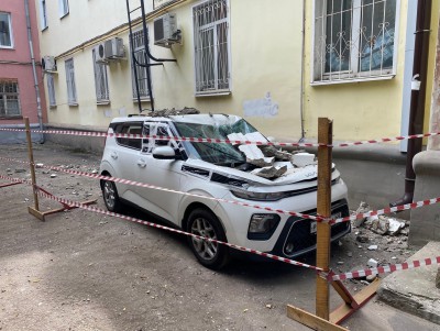В Твери куски фасада дома рухнули на припаркованный автомобиль - новости ТИА