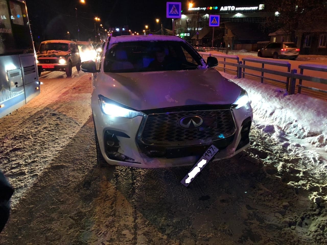 В Твери водитель Infiniti сбил женщину с ребенком на 