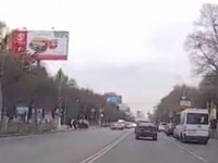 В Твери лихач на «Мерседесе» так спешил, что пересек двойную сплошную и выехал на встречную полосу движения - Новости ТИА