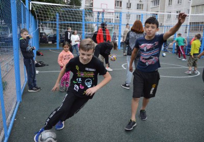 В одном из дворов на Пролетарке по решению жителей сделали спортплощадку - Новости ТИА
