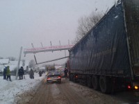 В Вышнем Волочке на мосту фура снесла стойку ограничения по высоте - Новости ТИА