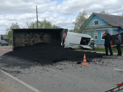 Водитель фургона погиб, столкнувшись с самосвалом в Кашинском городском округе - новости ТИА