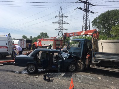 В Твери водитель ВАЗа погиб после столкновения с манипулятором - Новости ТИА