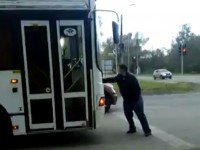 В Твери мужчина перекрыл дорогу автобусу - Новости ТИА