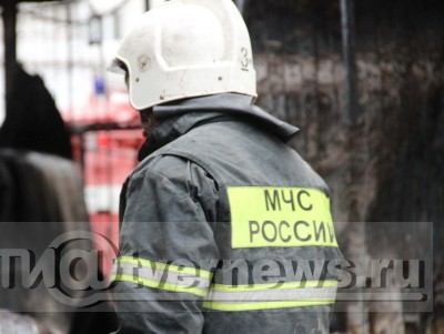 В Твери во Дворе Пролетарки пожарные вывели человека из горящего дома - Новости ТИА