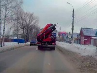 В Твери мусорная машина посыпала дорогу макулатурой - Новости ТИА
