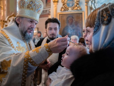 Еще четверо младенцев стали крестниками митрополита Амвросия - Новости ТИА