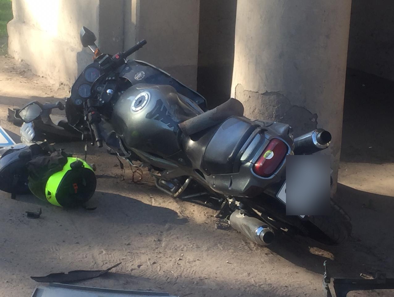 Разбитый мотоцикл спортивный