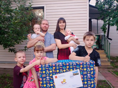 Семья Васильевых получила уже второй подарочный набор для новорожденных  - новости ТИА