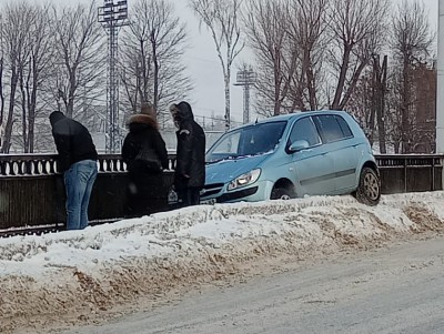 На мосту в Твери легковой автомобиль улетел на тротуар - Новости ТИА