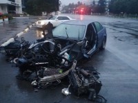 В центре Твери BMW врезался в столб, водителя зажало в салоне - Новости ТИА