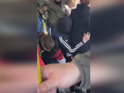 В автобусе №6 в Твери молодые люди подрались с мужчиной  - Новости ТИА