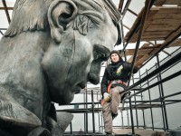 Скульптуру солдата Ржевского мемориала покроют воском, а брусчатка будет переливаться северным сиянием  - Новости ТИА