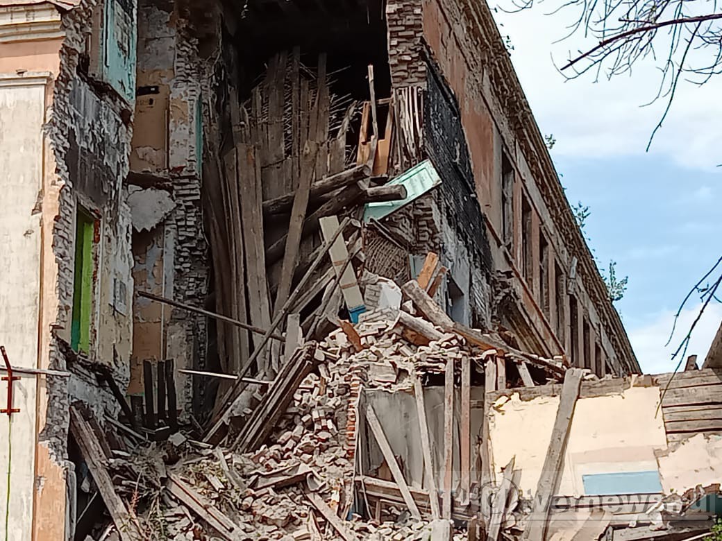 В Твери приступили к сносу аварийного здания бывшей школы№5 | 09.07.2022 |  Тверь - БезФормата