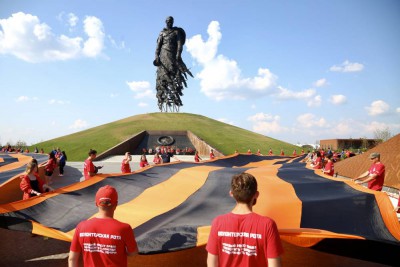 Около Ржевского мемориала развернули самую большую в мире Георгиевскую ленту - Новости ТИА